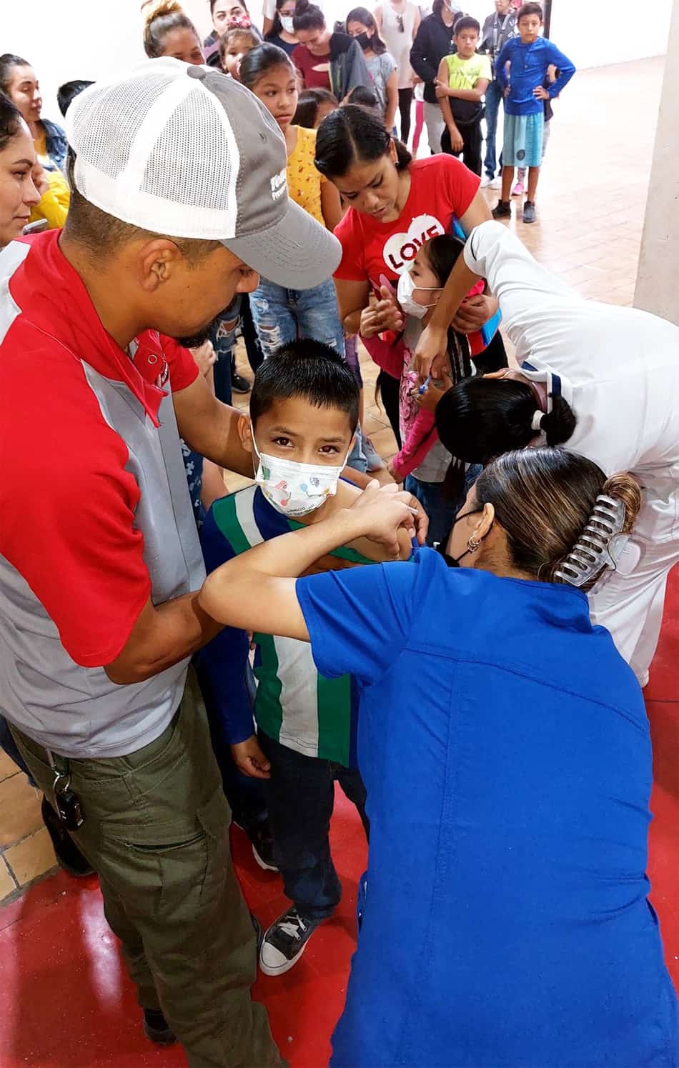 Vacunan a 300 niños rezagados 