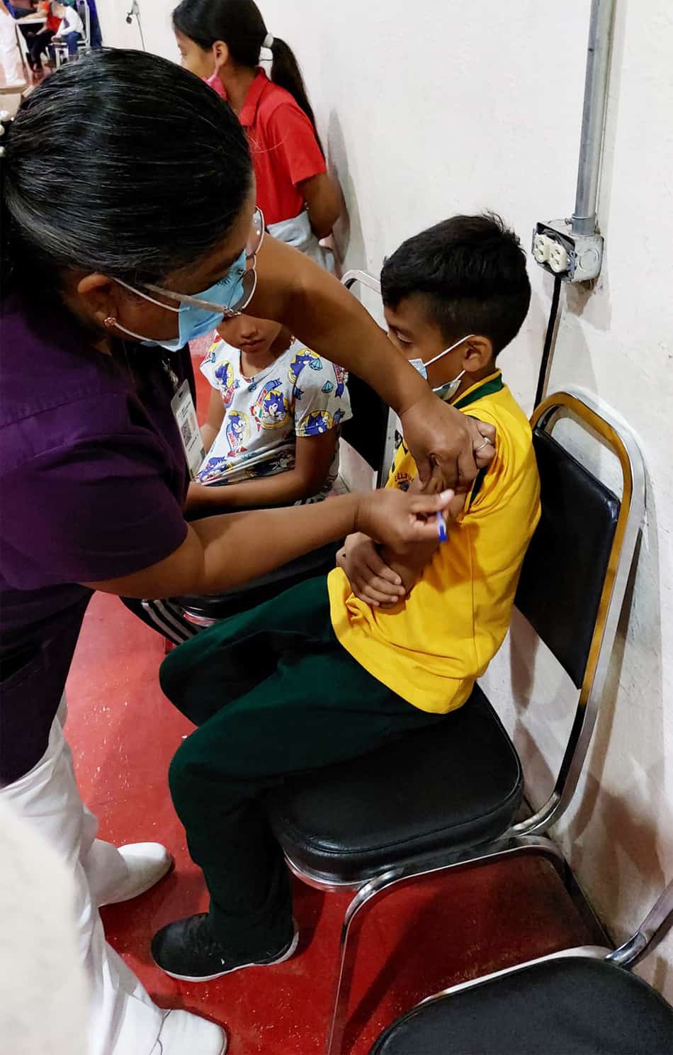 Vacunan a 300 niños rezagados 