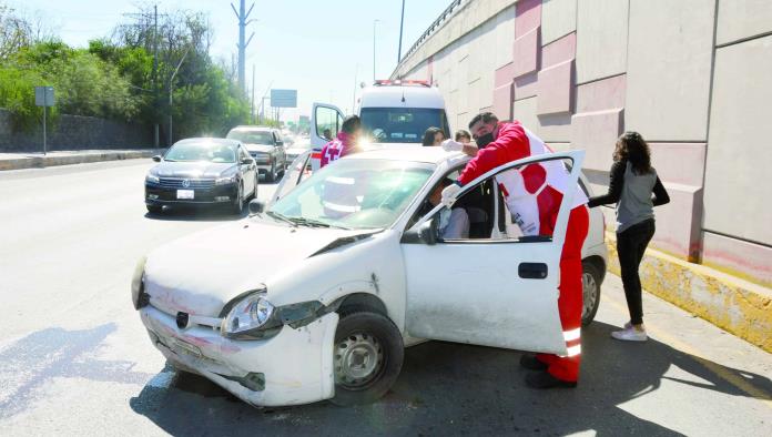 Esquiva auto y  rebota en puente