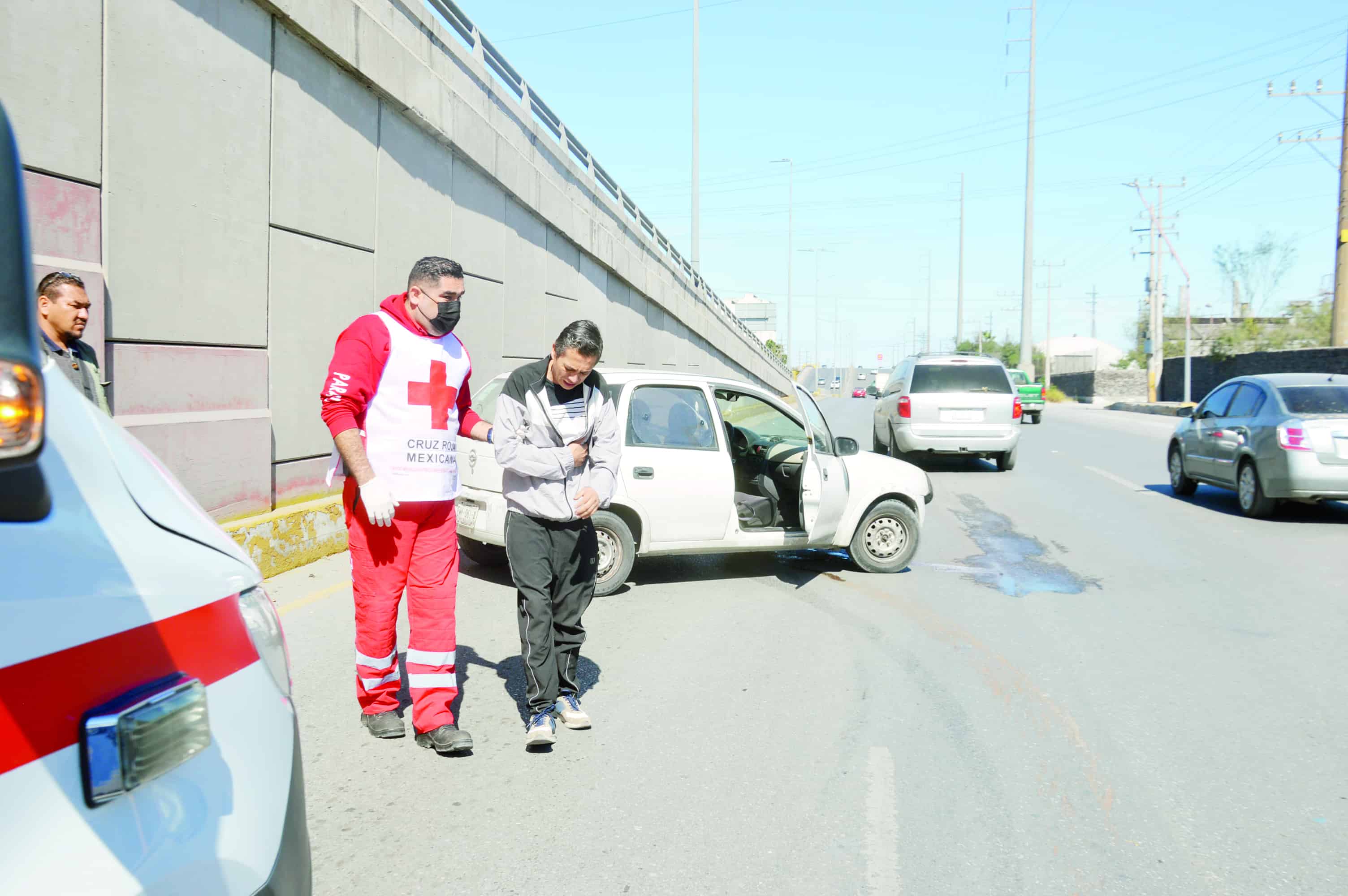 Esquiva auto y  rebota en puente