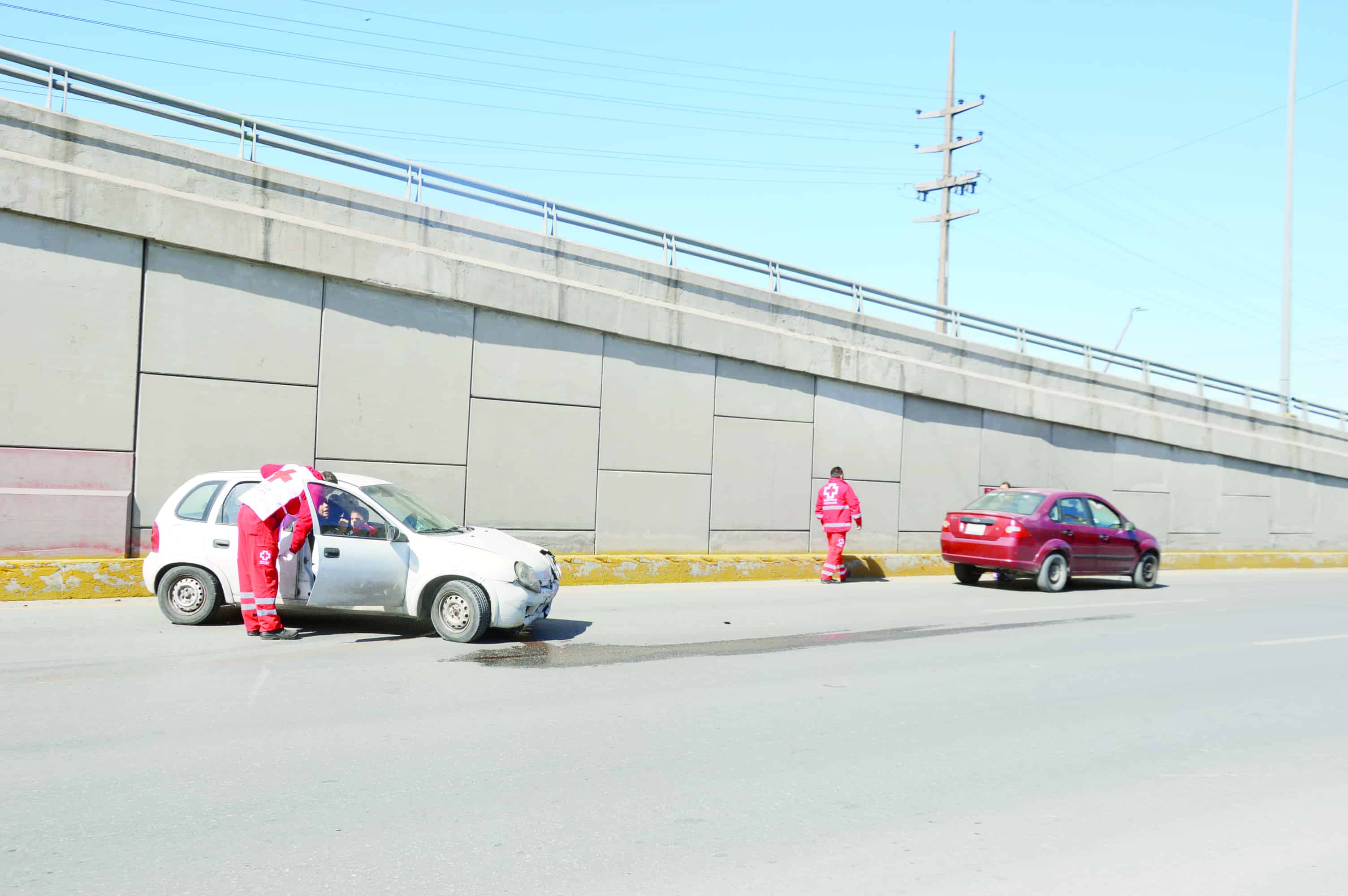 Esquiva auto y  rebota en puente