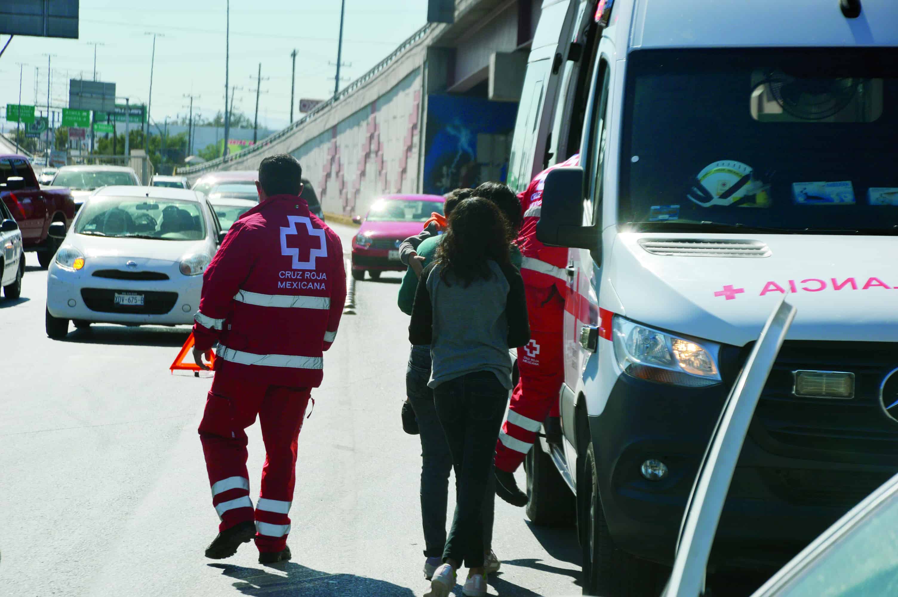 Esquiva auto y  rebota en puente