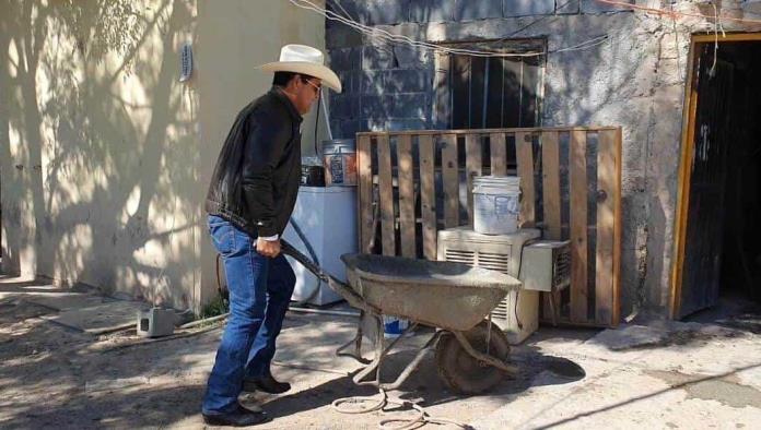 Entrega Beto obra a familia