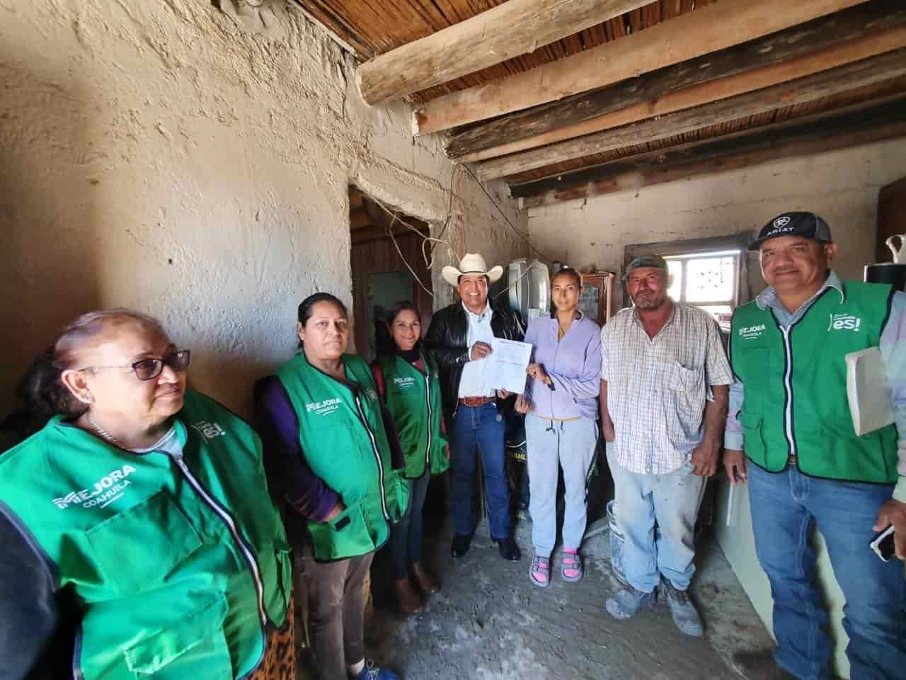 Entrega Beto obra a familia