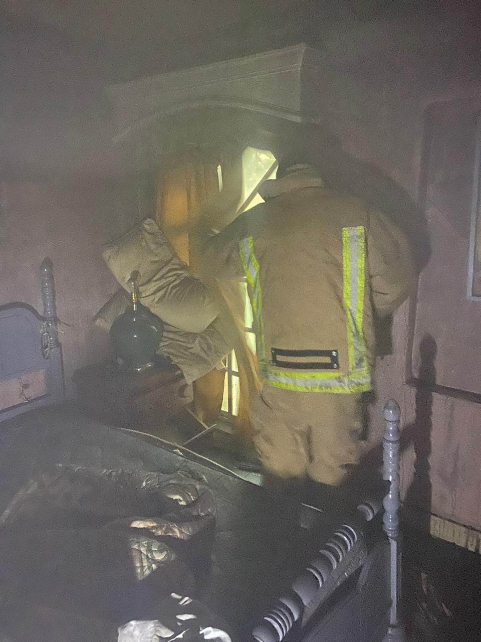 Atienden PC y bomberos incendio a un domicilio 
