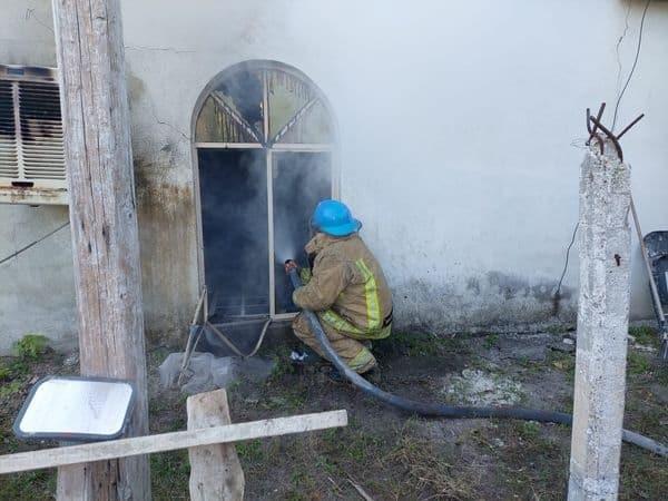 Atienden PC y bomberos incendio a un domicilio 