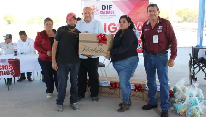 Se repartió ropa y despensas entre la población.