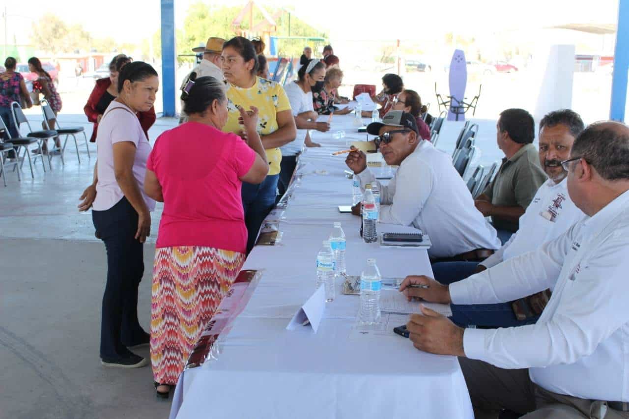 Se repartió ropa y despensas entre la población.
