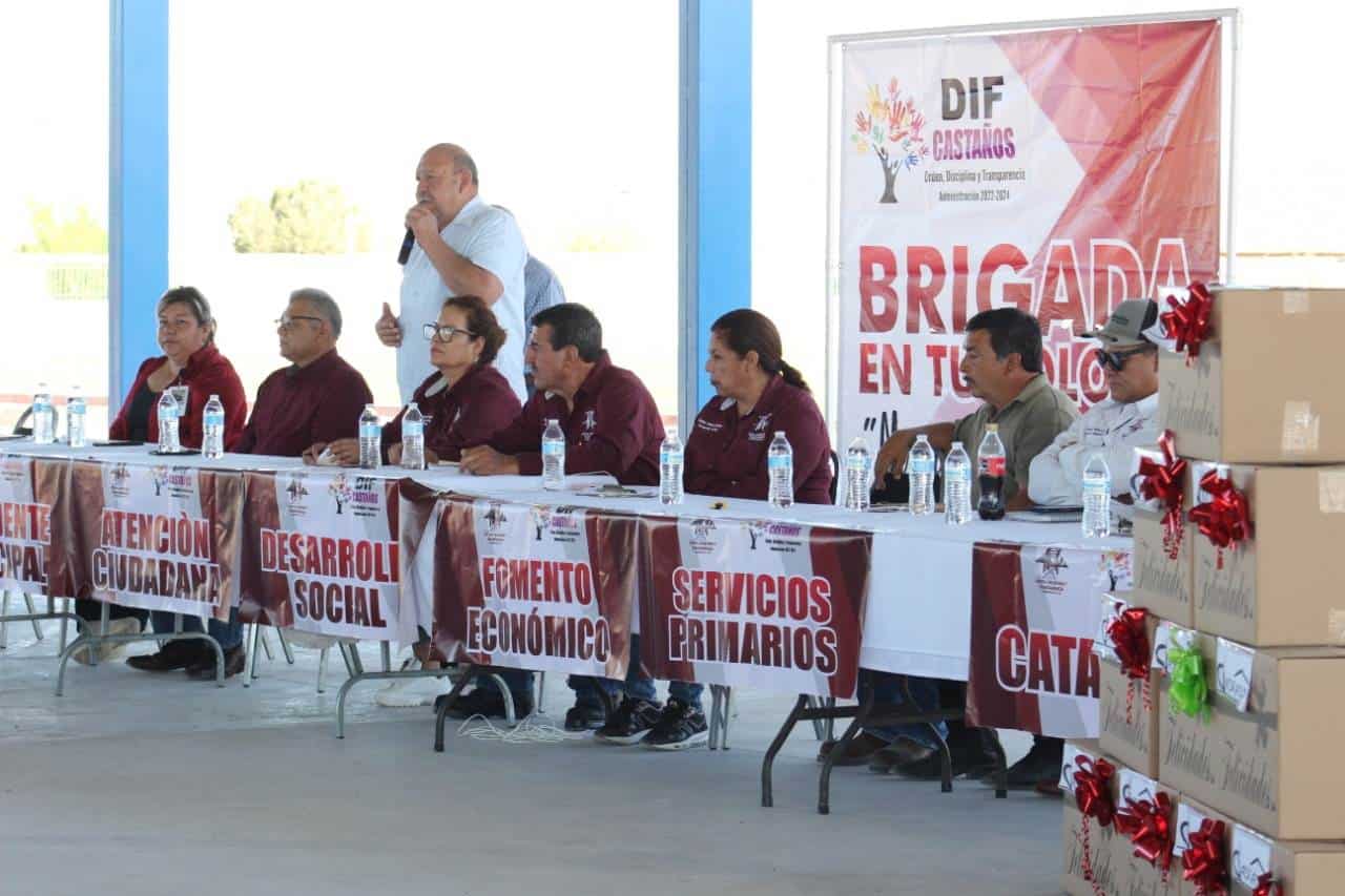Se repartió ropa y despensas entre la población.