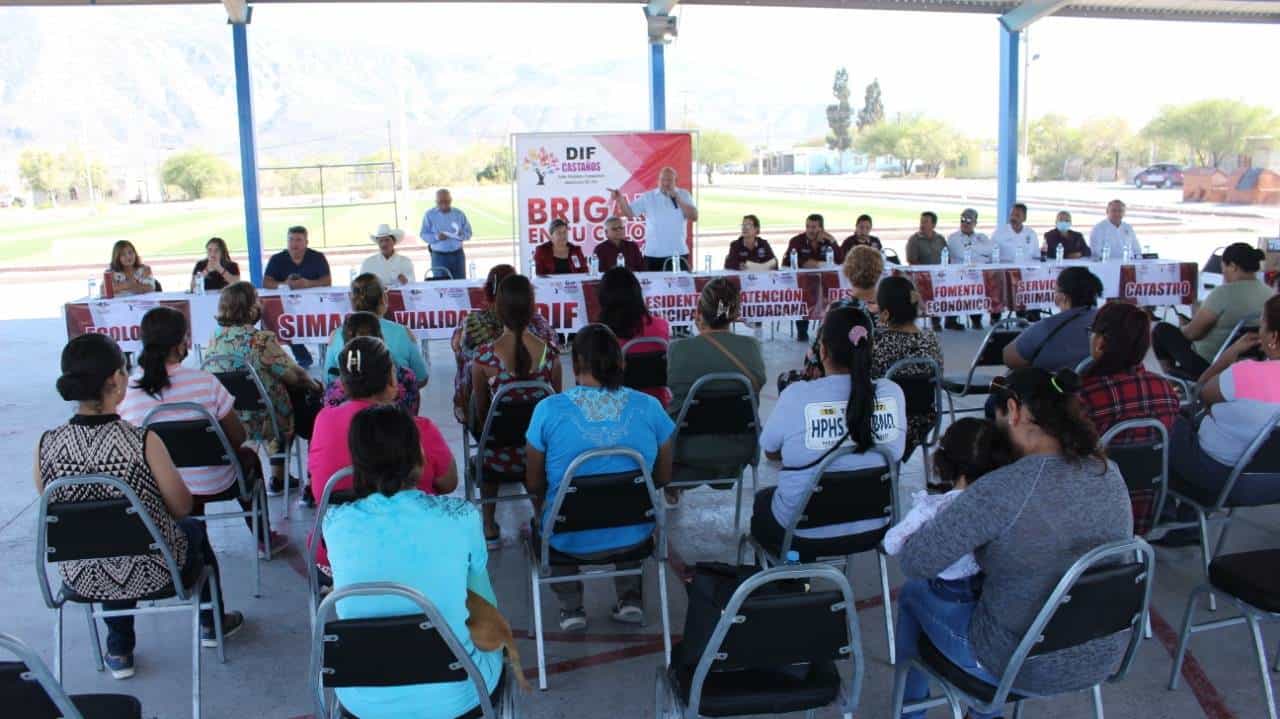 Se repartió ropa y despensas entre la población.
