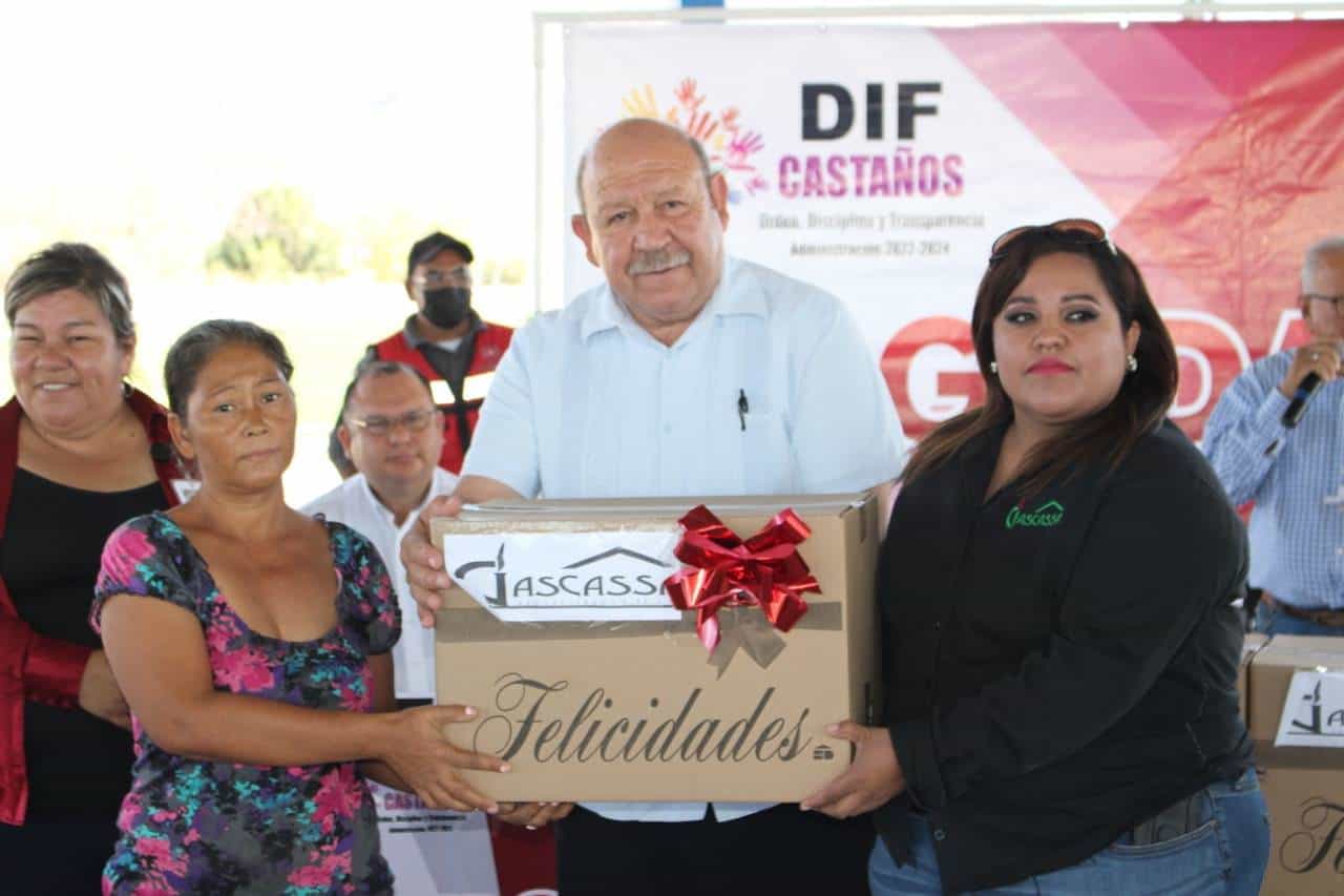 Se repartió ropa y despensas entre la población.
