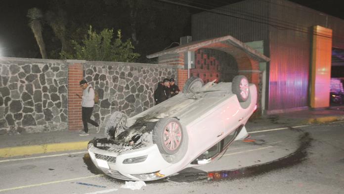 Choca en lote de autos y ‘maromea’ en el Pape