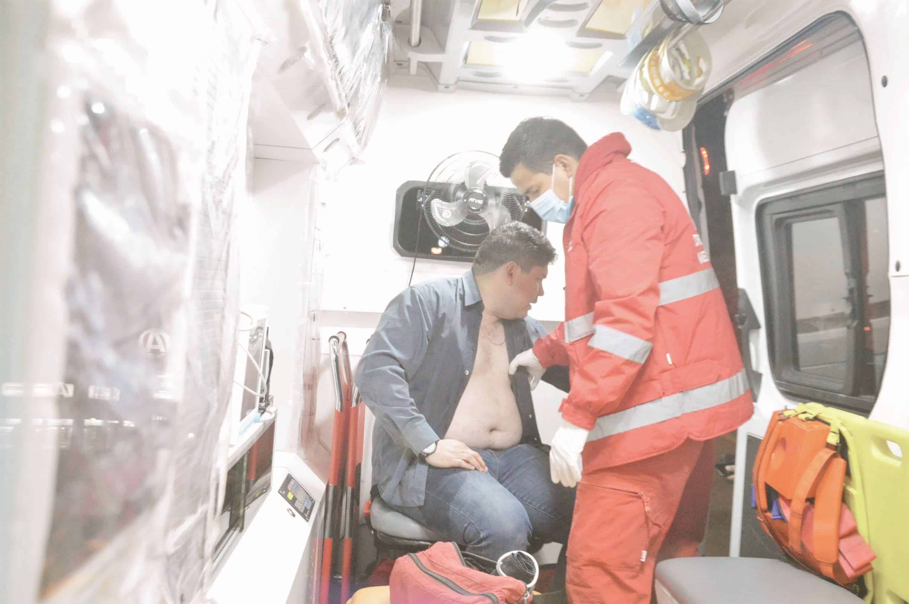 Choca en lote de autos y ‘maromea’ en el Pape