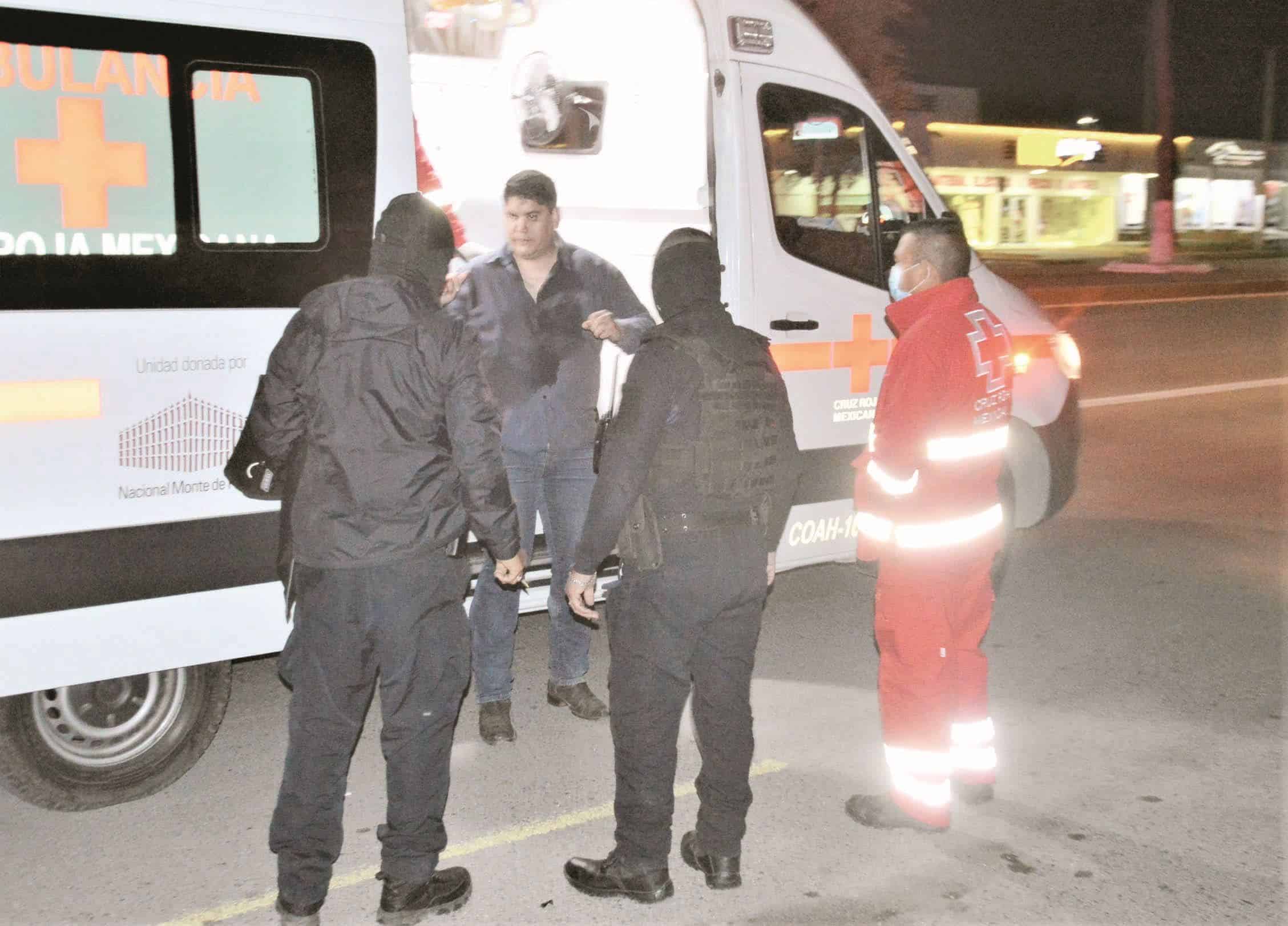 Choca en lote de autos y ‘maromea’ en el Pape
