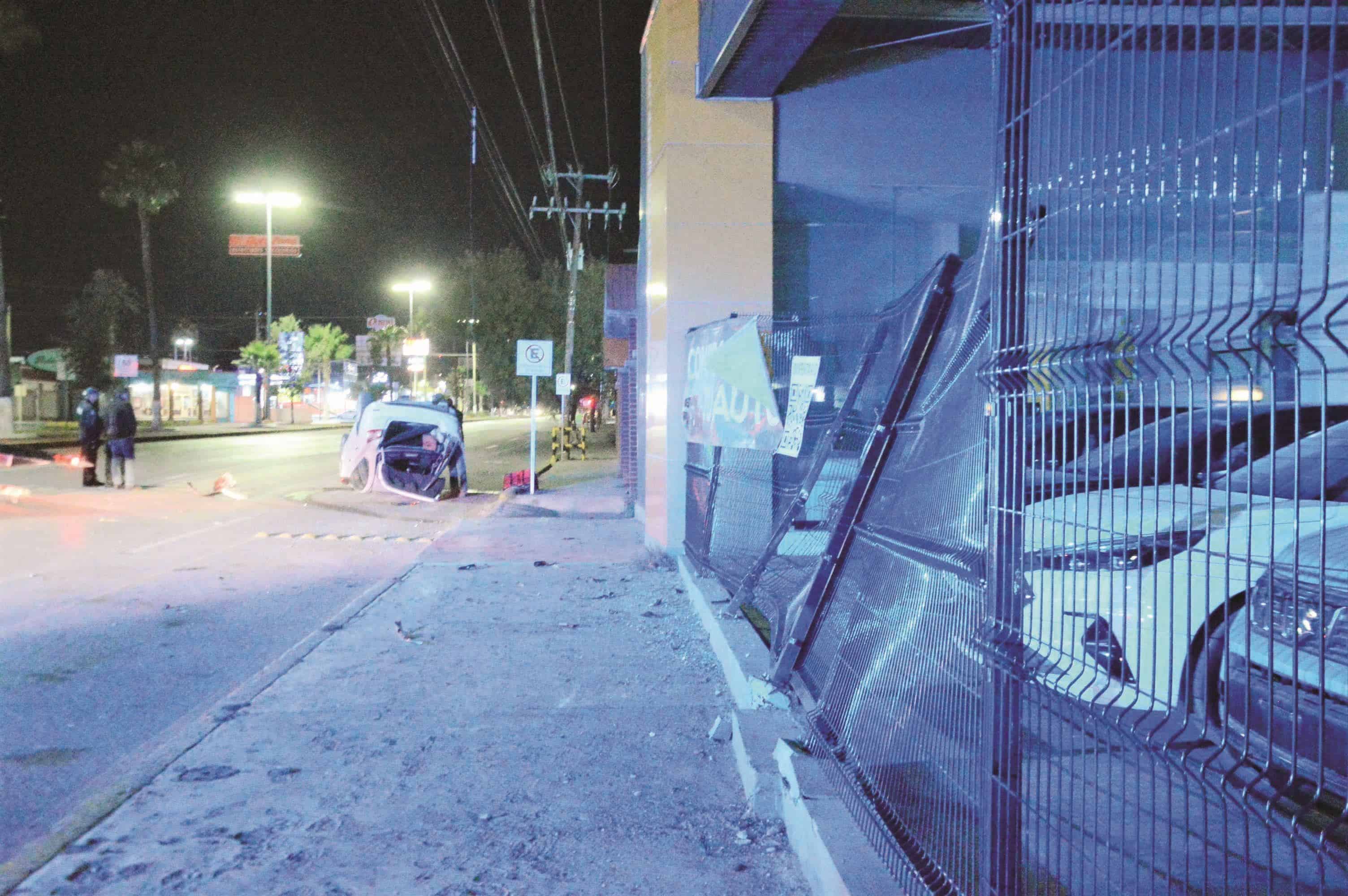 Choca en lote de autos y ‘maromea’ en el Pape
