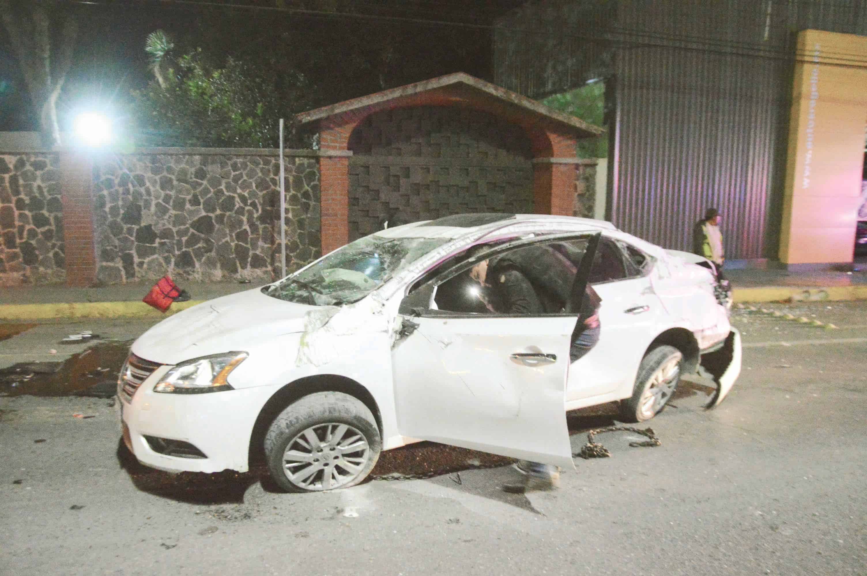 Choca en lote de autos y ‘maromea’ en el Pape