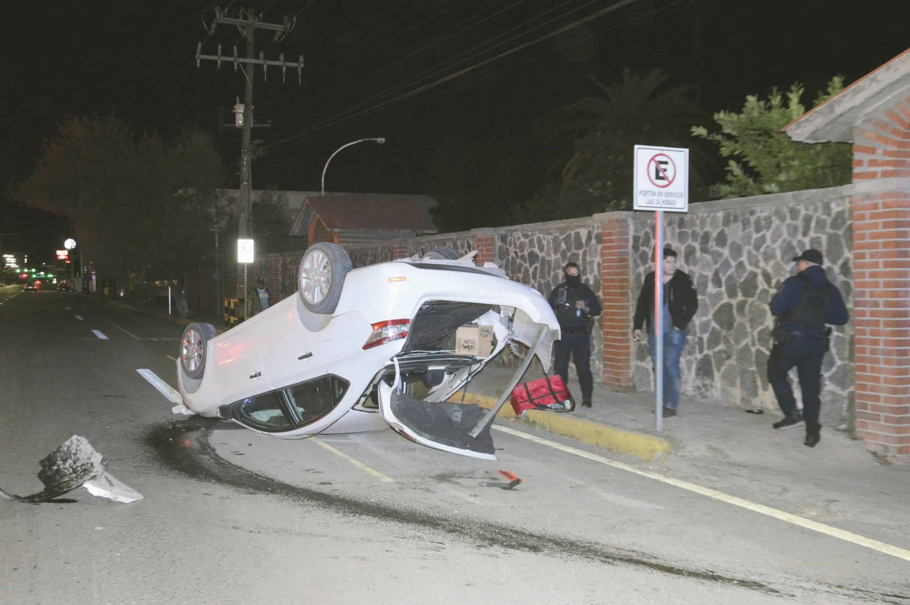 Choca en lote de autos y ‘maromea’ en el Pape