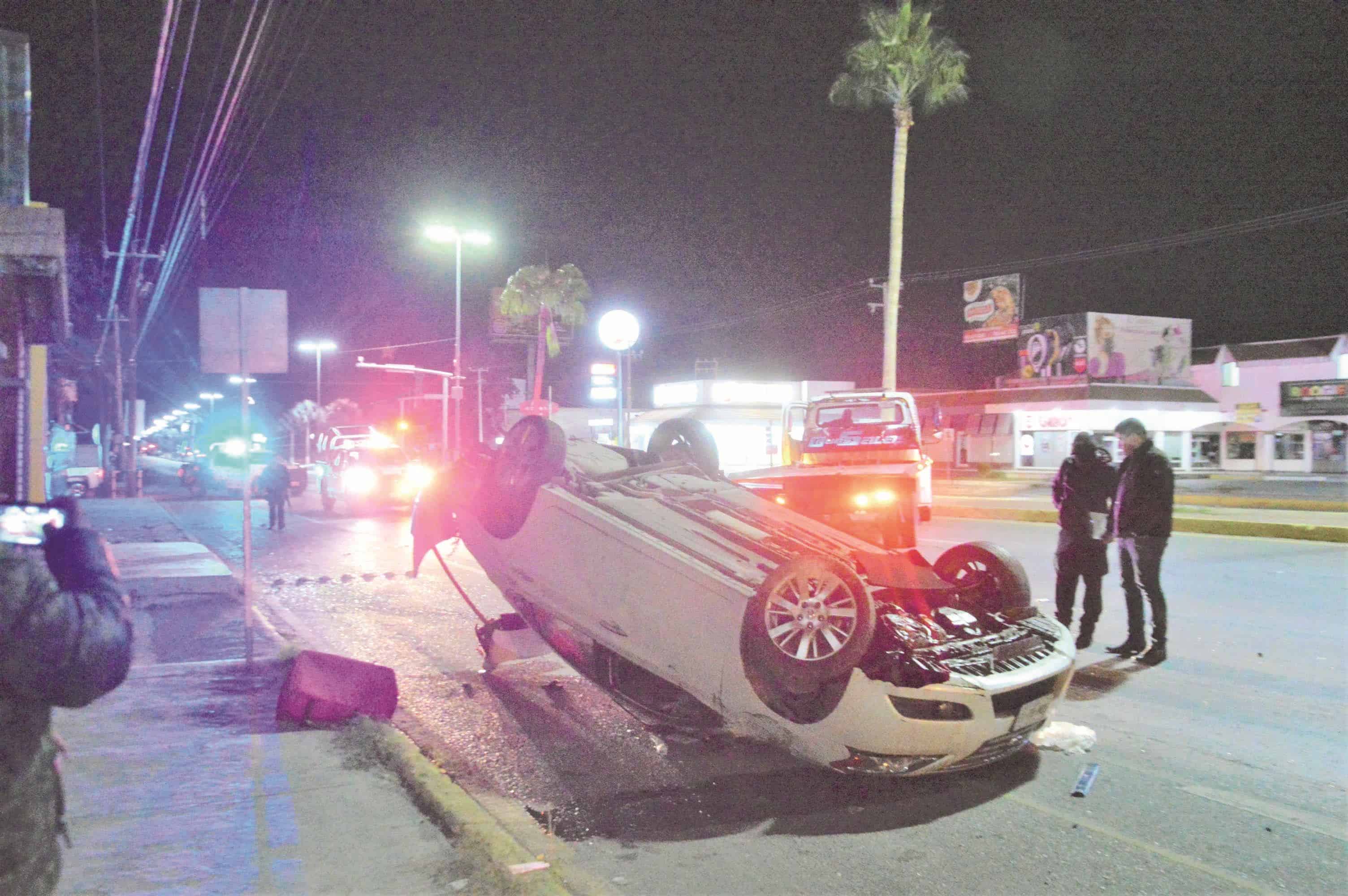 Choca en lote de autos y ‘maromea’ en el Pape