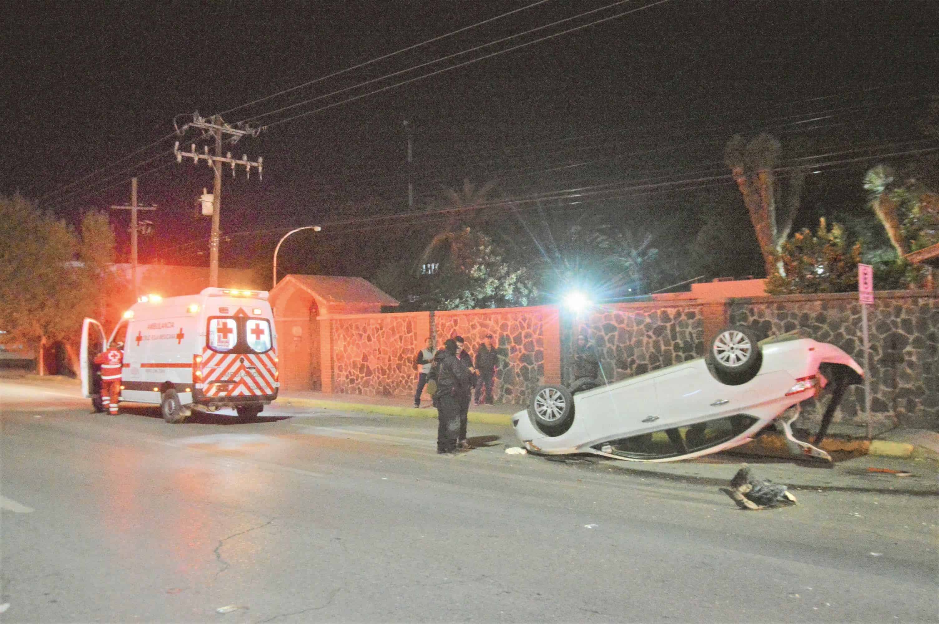 Choca en lote de autos y ‘maromea’ en el Pape