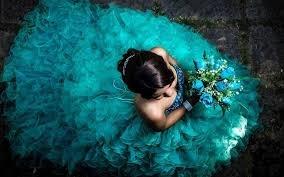 ¿Malagradecida? Quinceañera se aburre de recibir muchos regalos en su fiesta