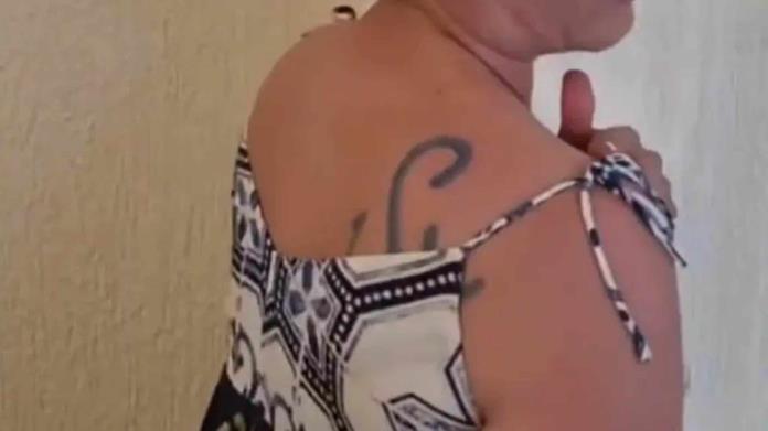Esposa de notario afirma que fue marcada con hierro para ganado por su esposo