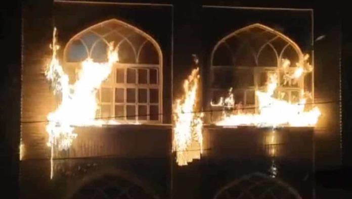 Protestantes queman recintos musulmanes en Irán; Ya son 3 meses de protestas
