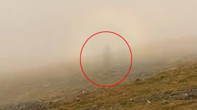 ¿Un fantasma? Un video en la niebla que dejó frío a más de uno