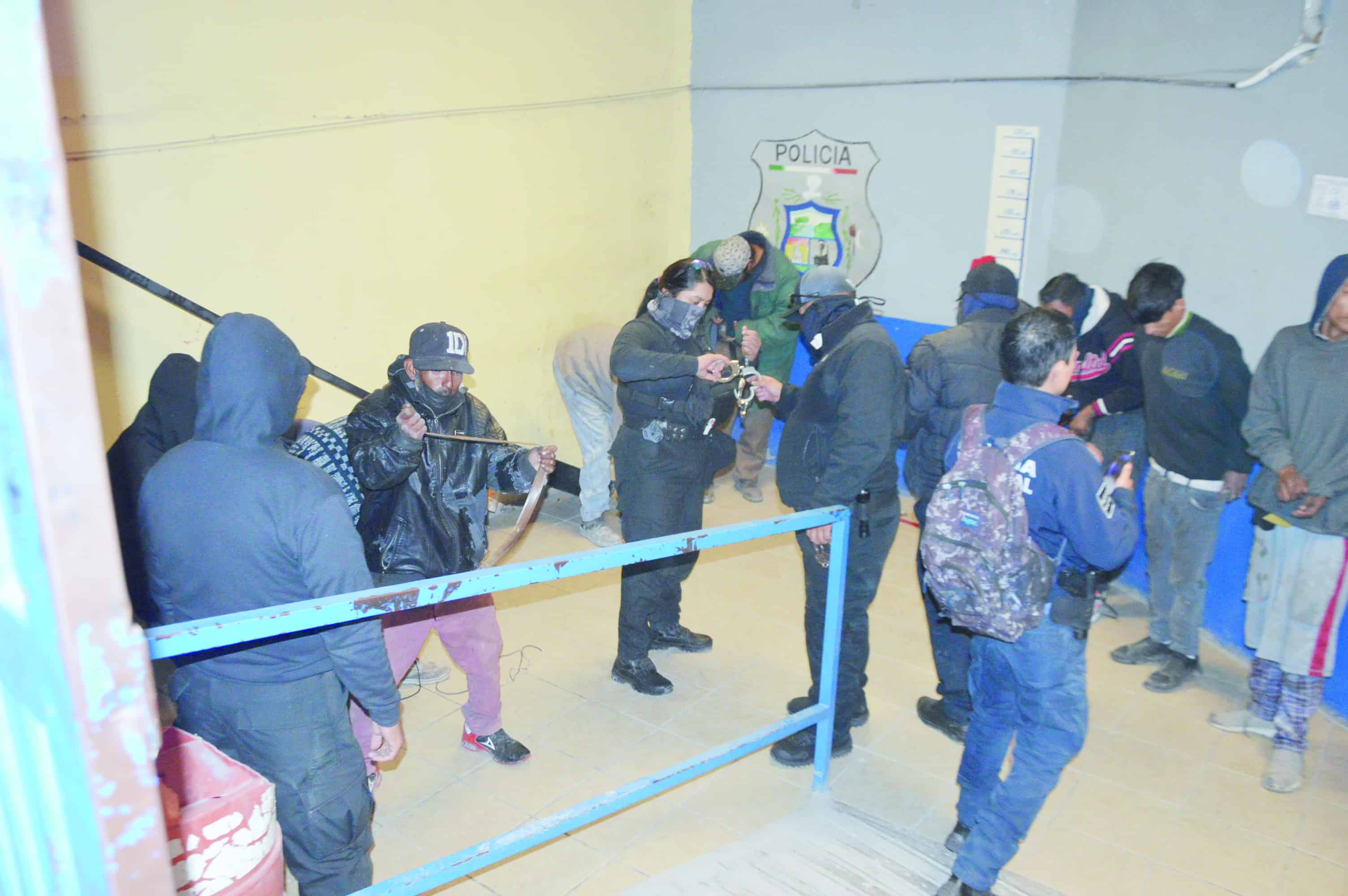 Detienen a adictos; no sentían ni el frio