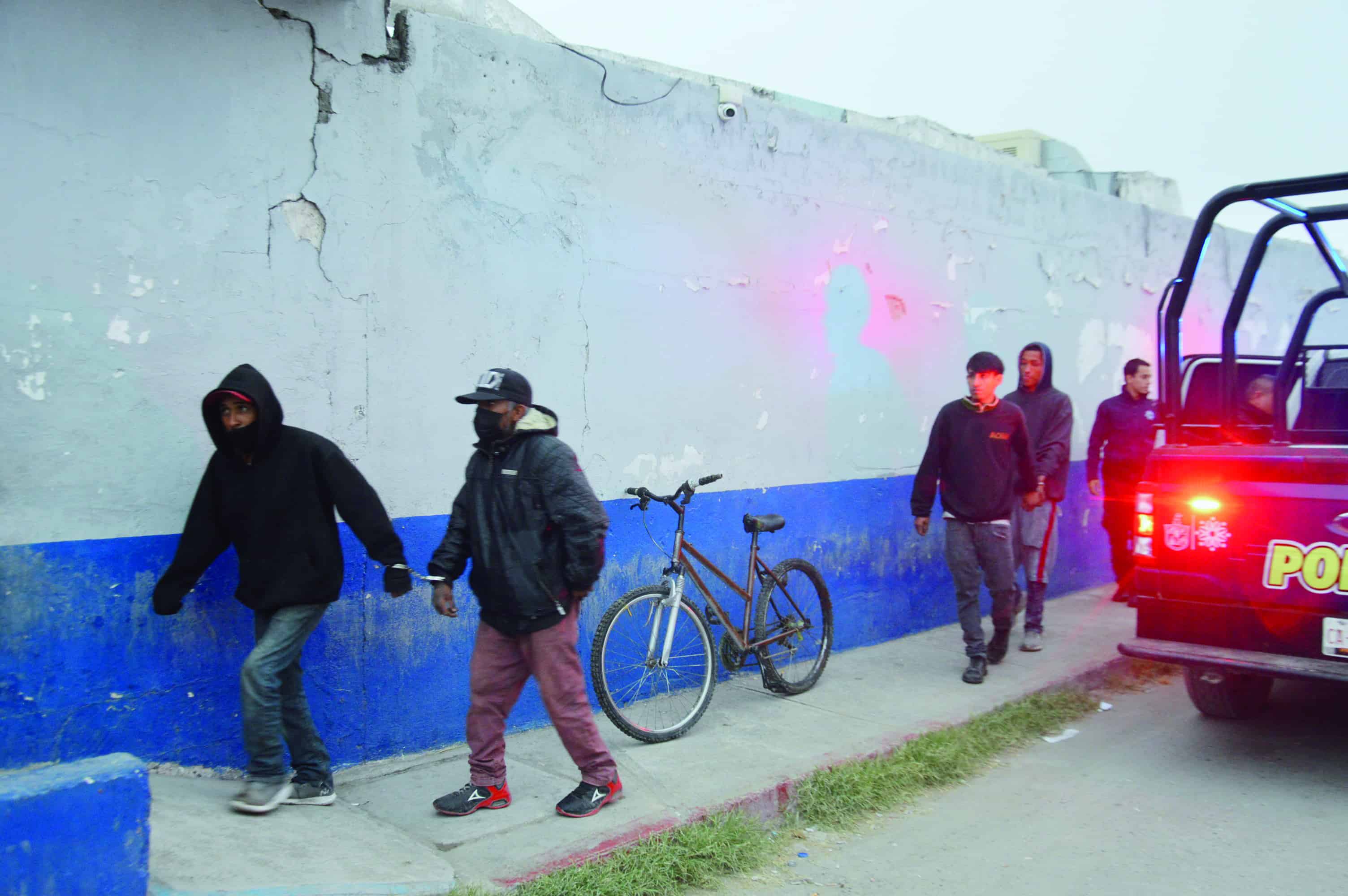 Detienen a adictos; no sentían ni el frio