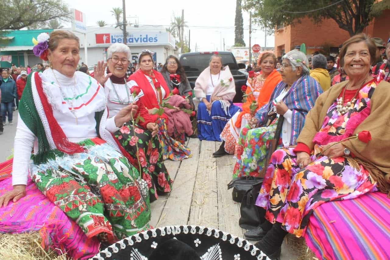 Con trajes revolucionarios desarrollaron diferentes bailables.