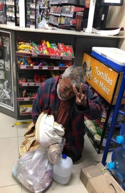 Rescatan bomberos del frio a indigentes