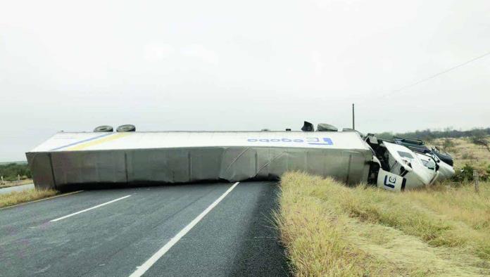 Vuelca tráiler y Cierran la 57
