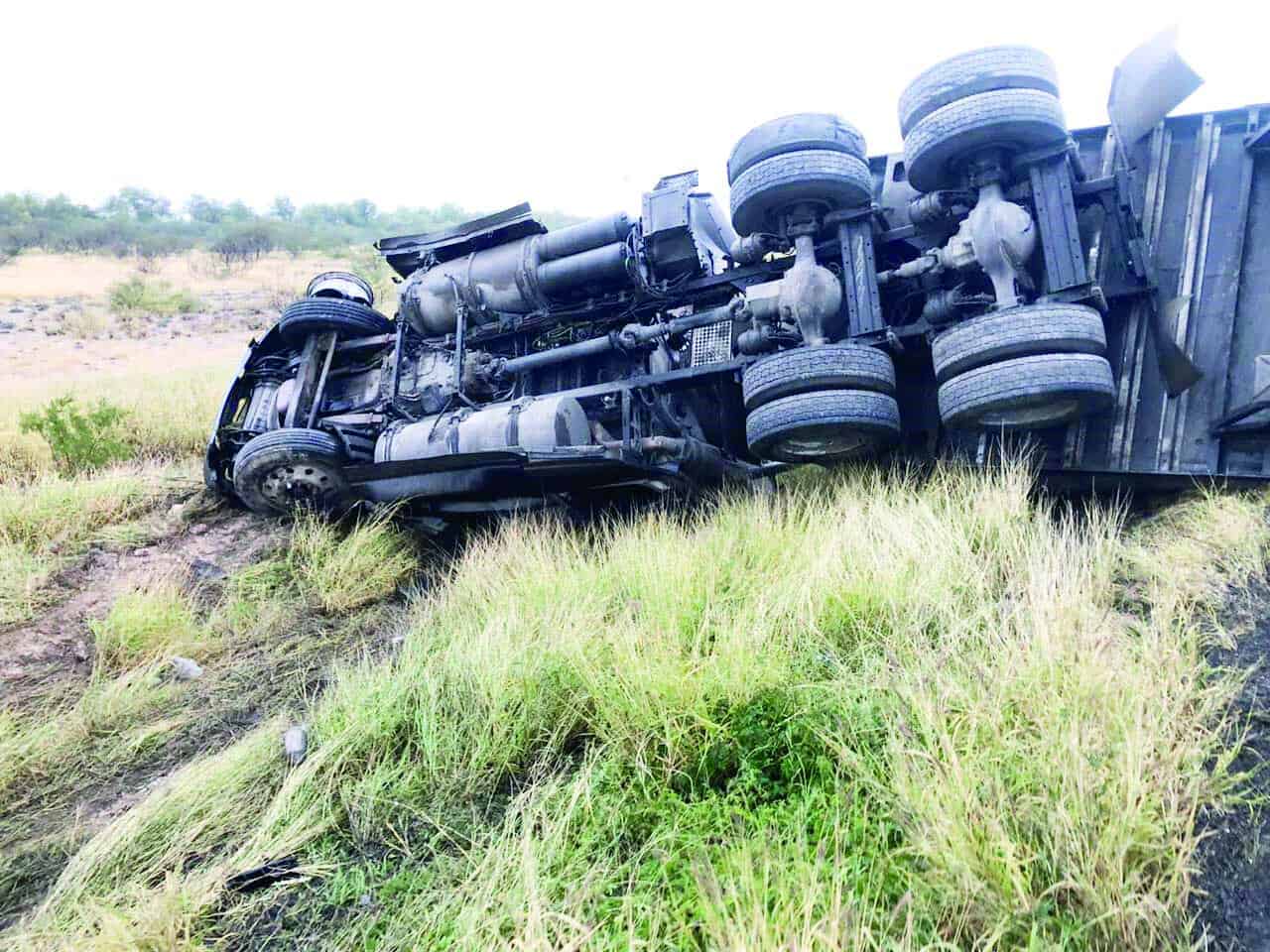 Vuelca tráiler y Cierran la 57