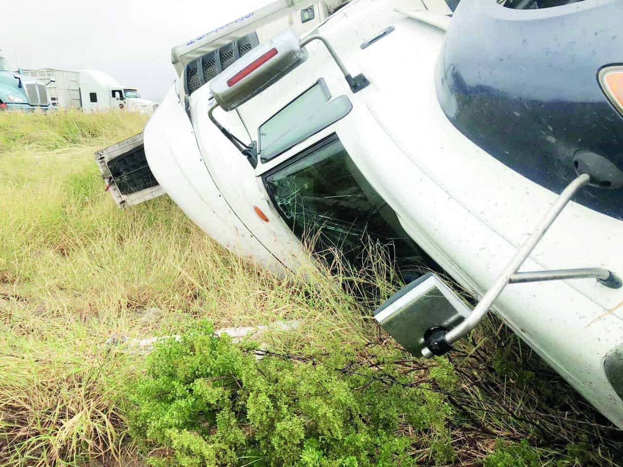 Vuelca tráiler y Cierran la 57