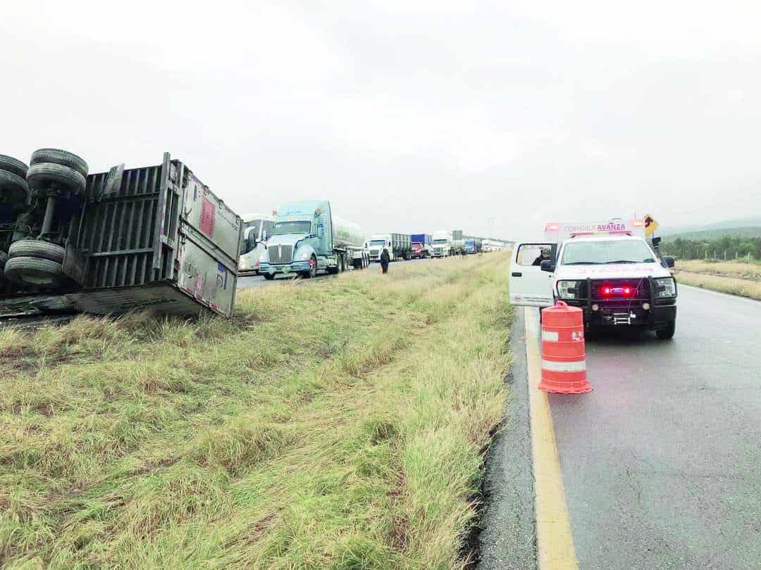 Vuelca tráiler y Cierran la 57