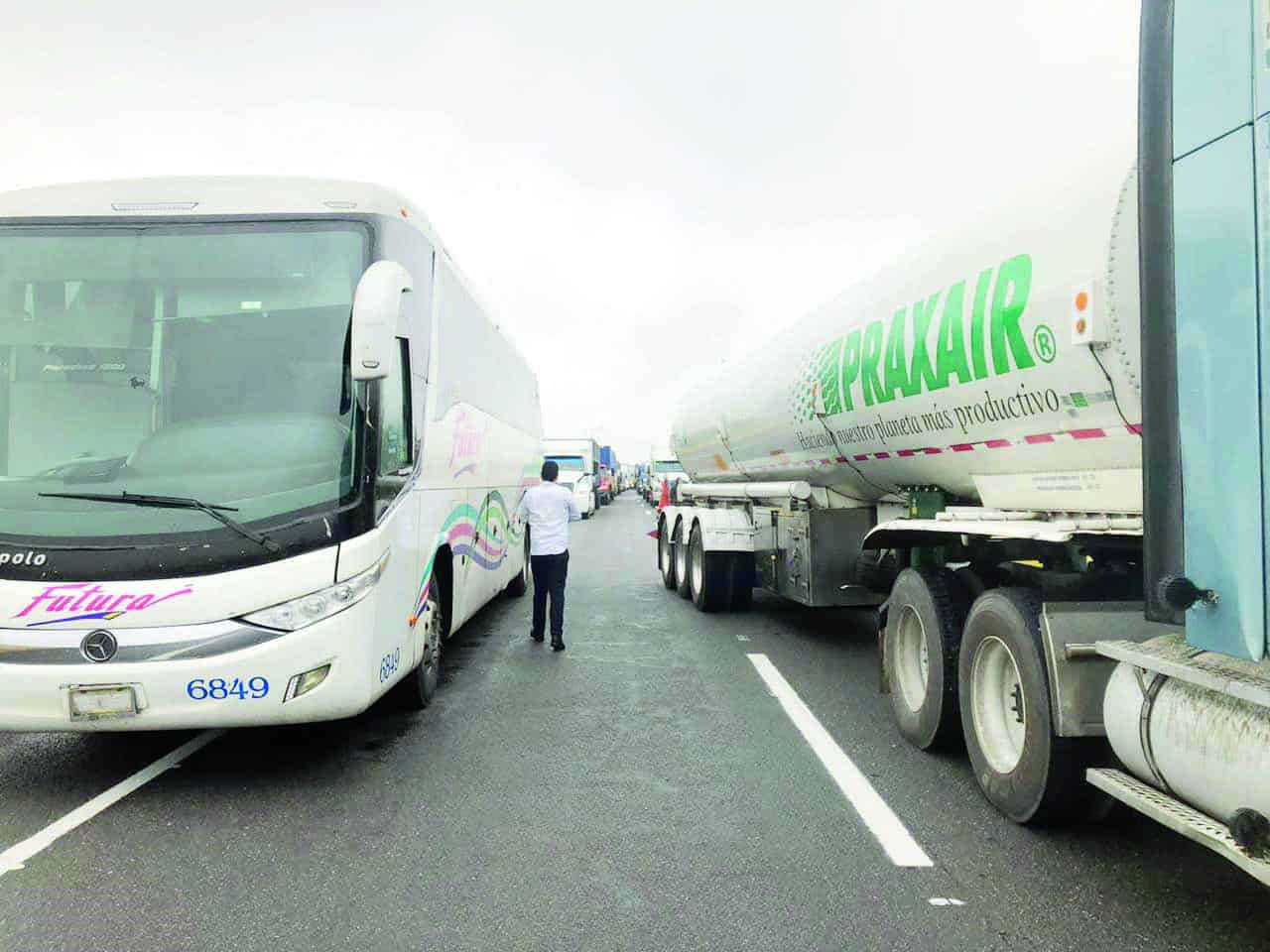 Vuelca tráiler y Cierran la 57