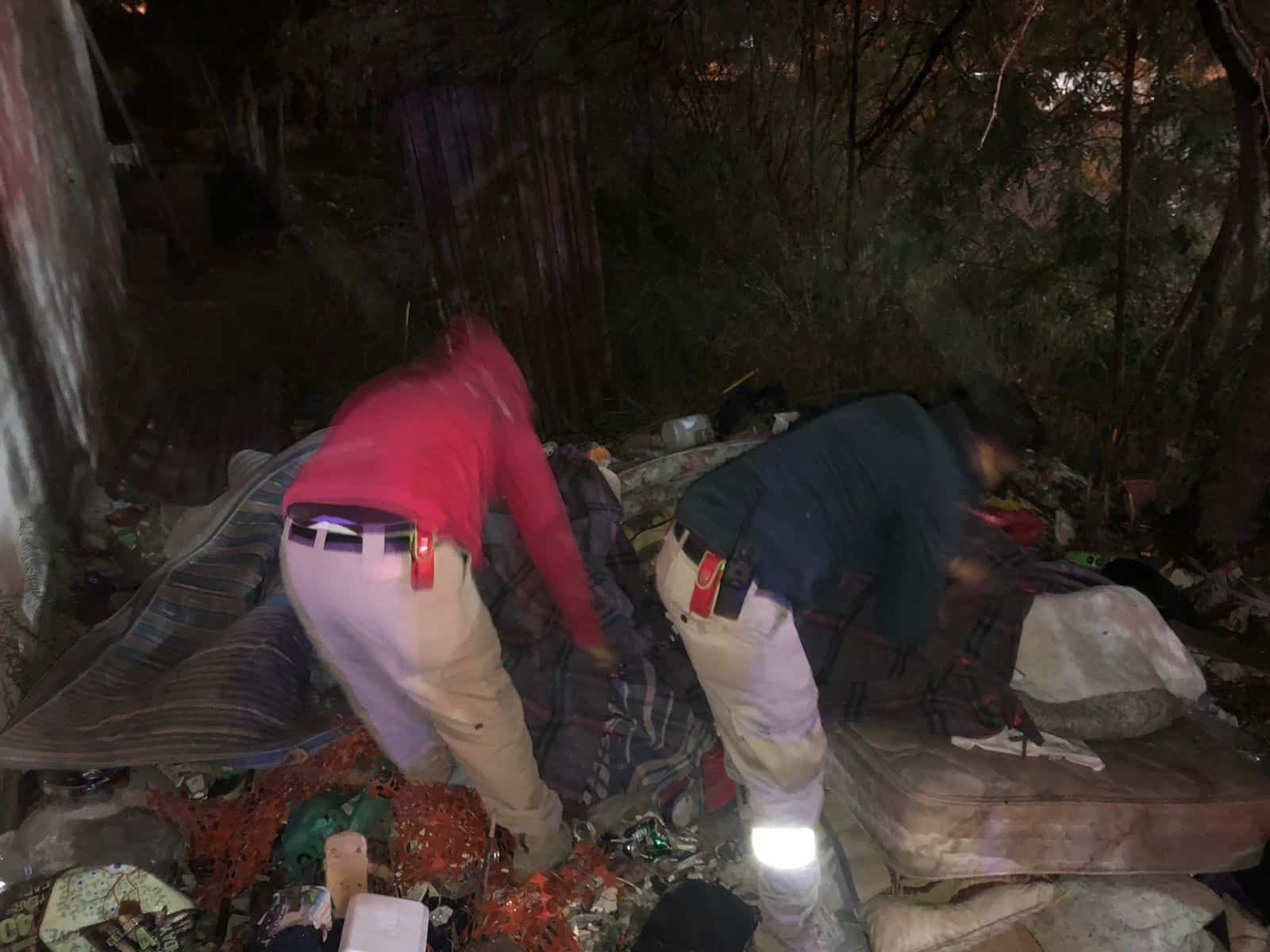 Rescatan bomberos del frio a indigentes