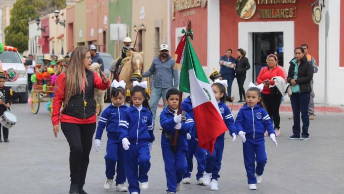 Continúan desfilando niños revolucionarios 