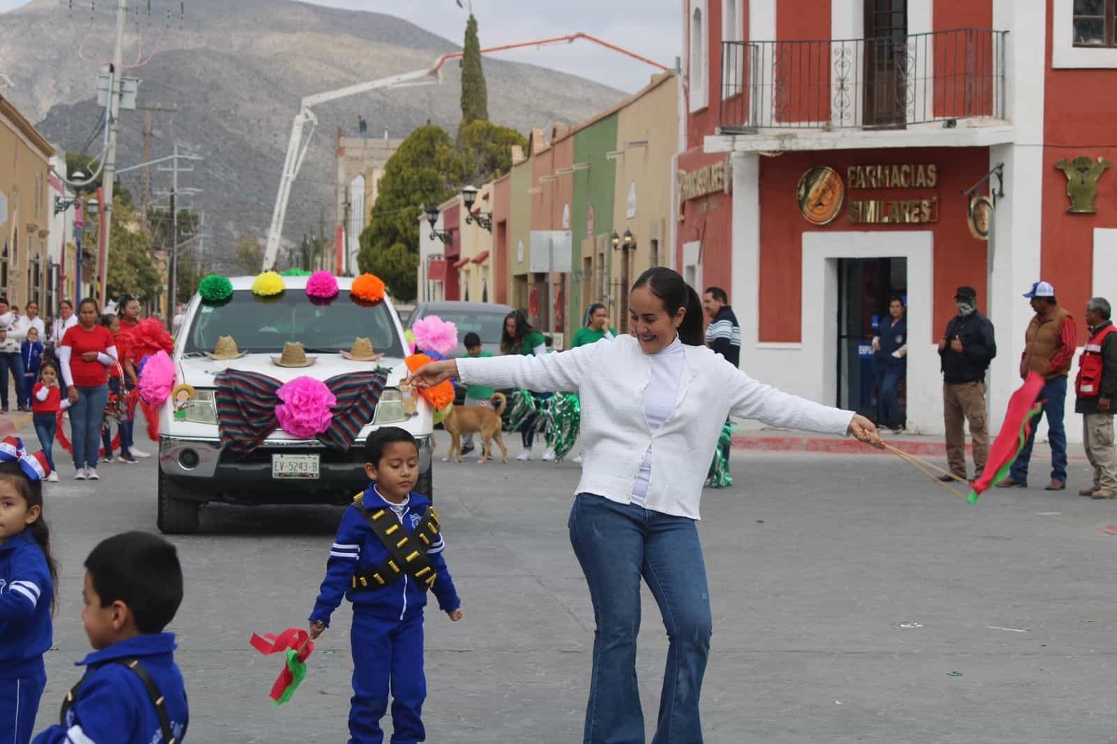 Continúan desfilando niños revolucionarios 