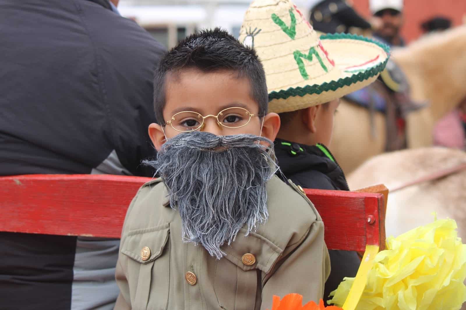 Continúan desfilando niños revolucionarios 