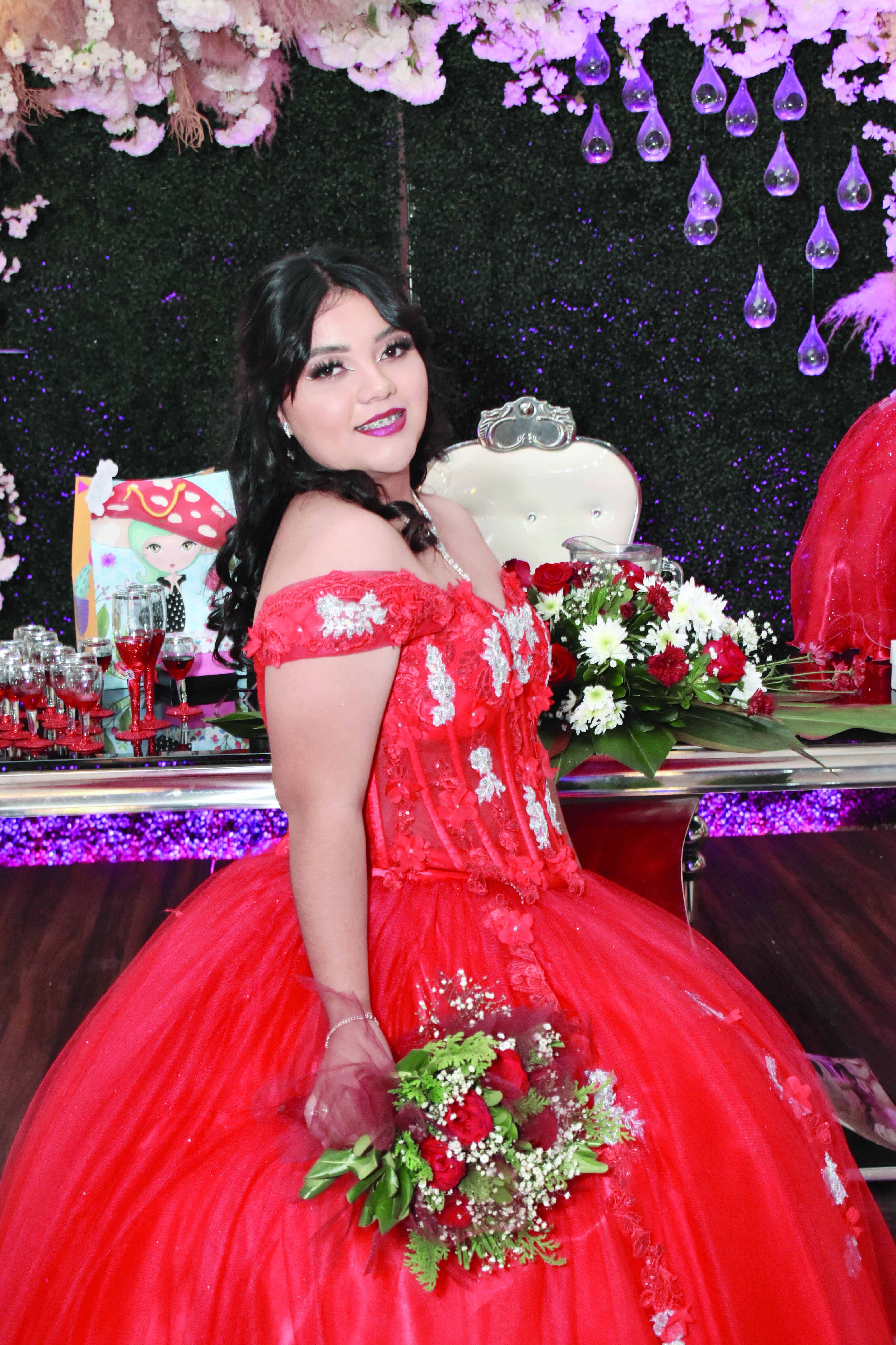 Alejandra celebra sus XV primaveras