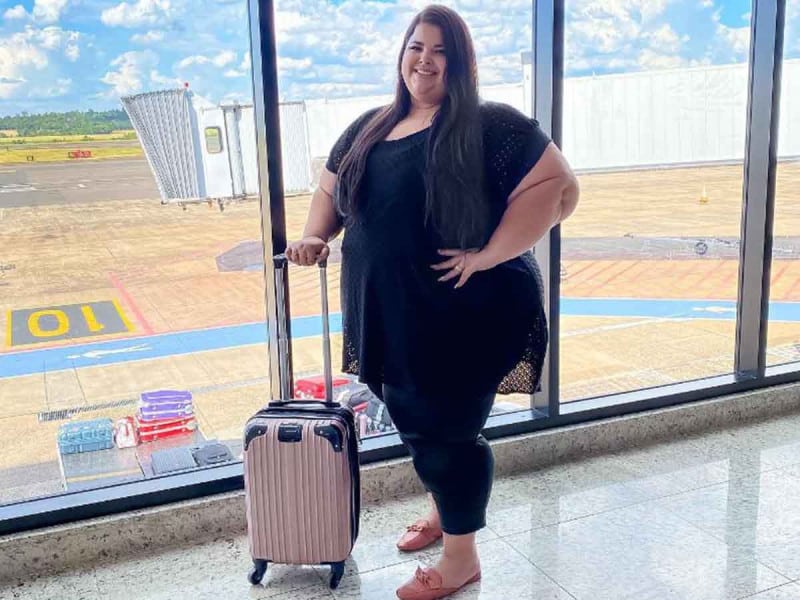 Qatar Airways le niegan viaje en avión a modelo por ser obesa