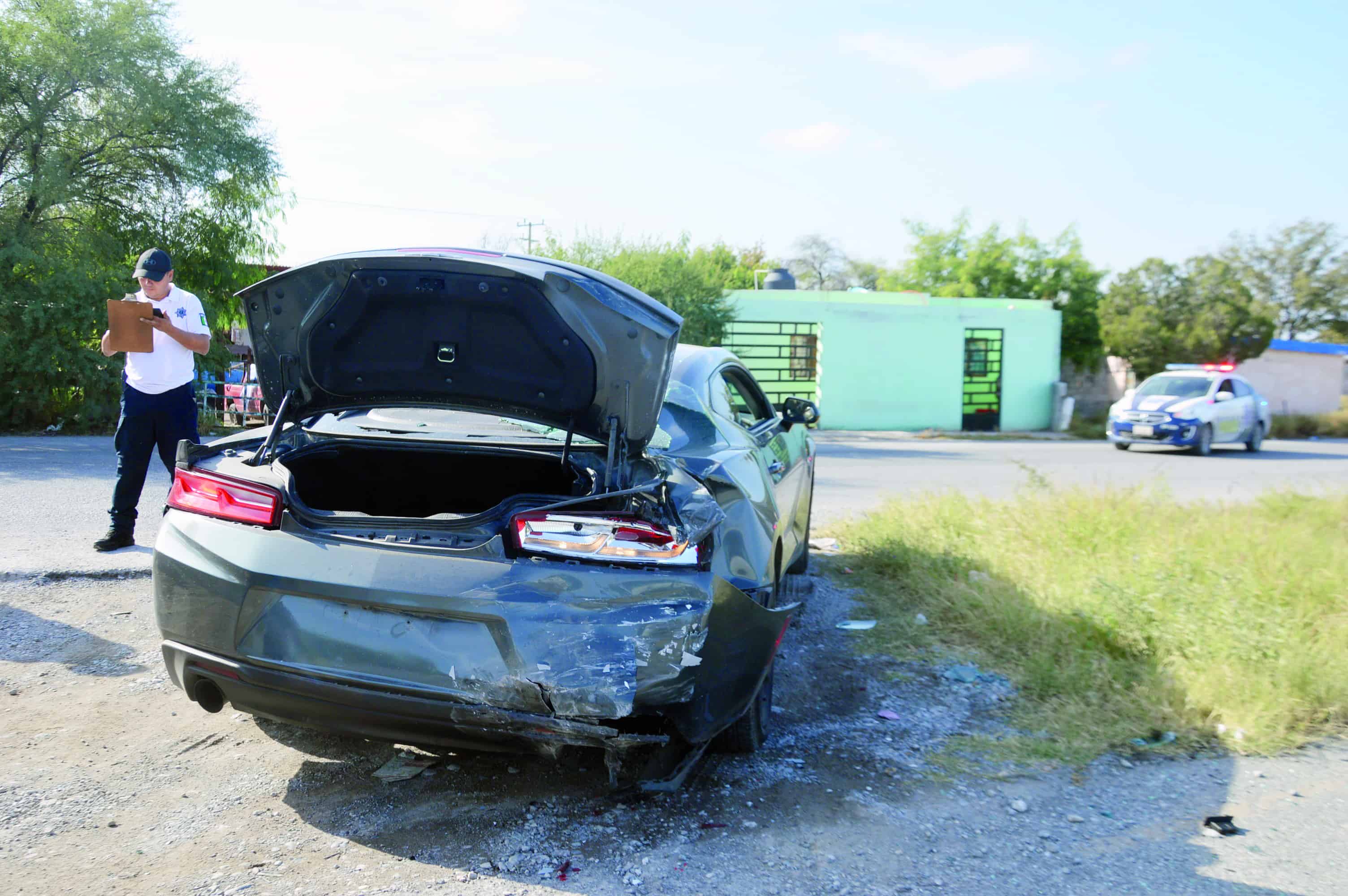 Chocan Camaro por alcance 
