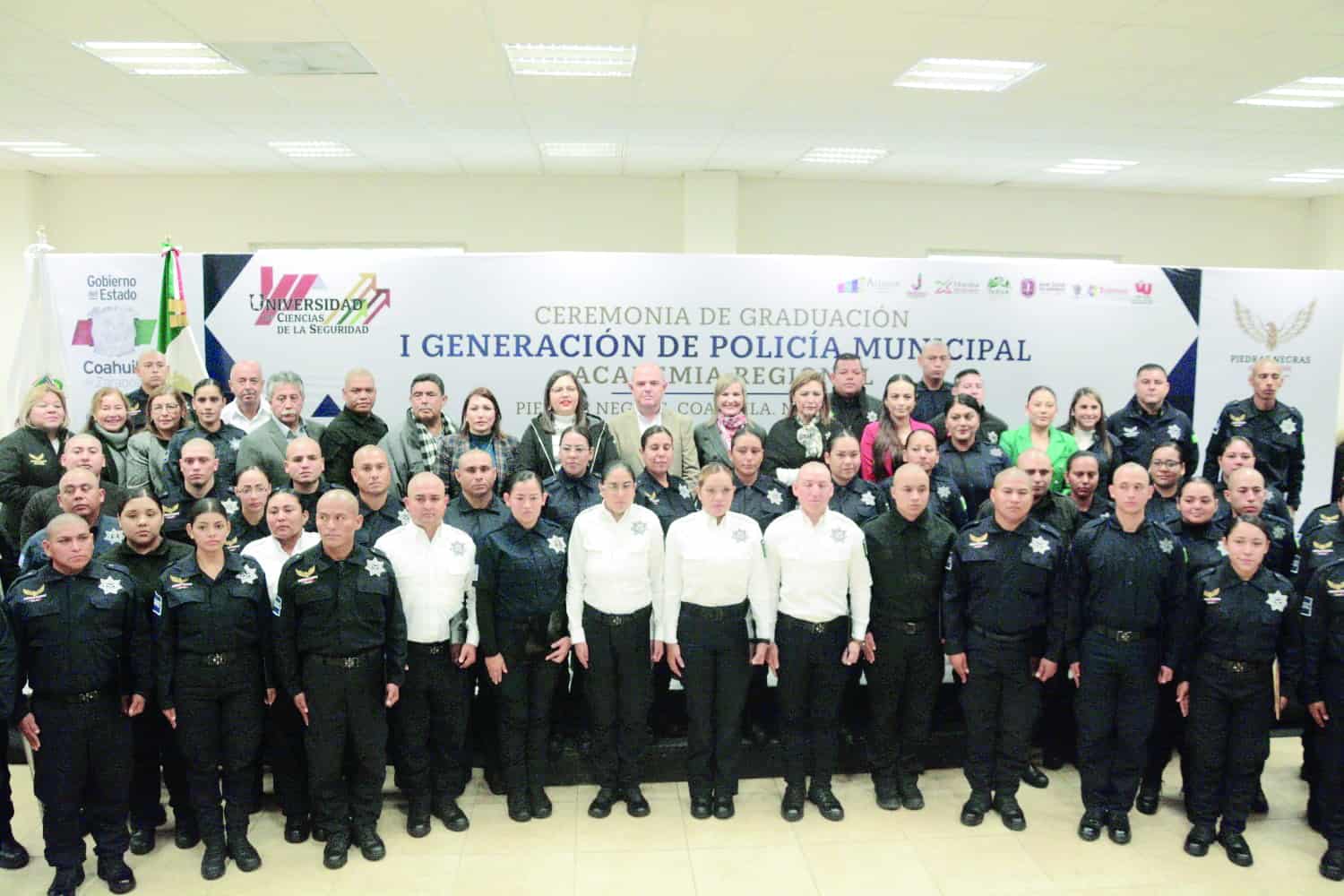 Se gradúan cadetes de Policía Regional
