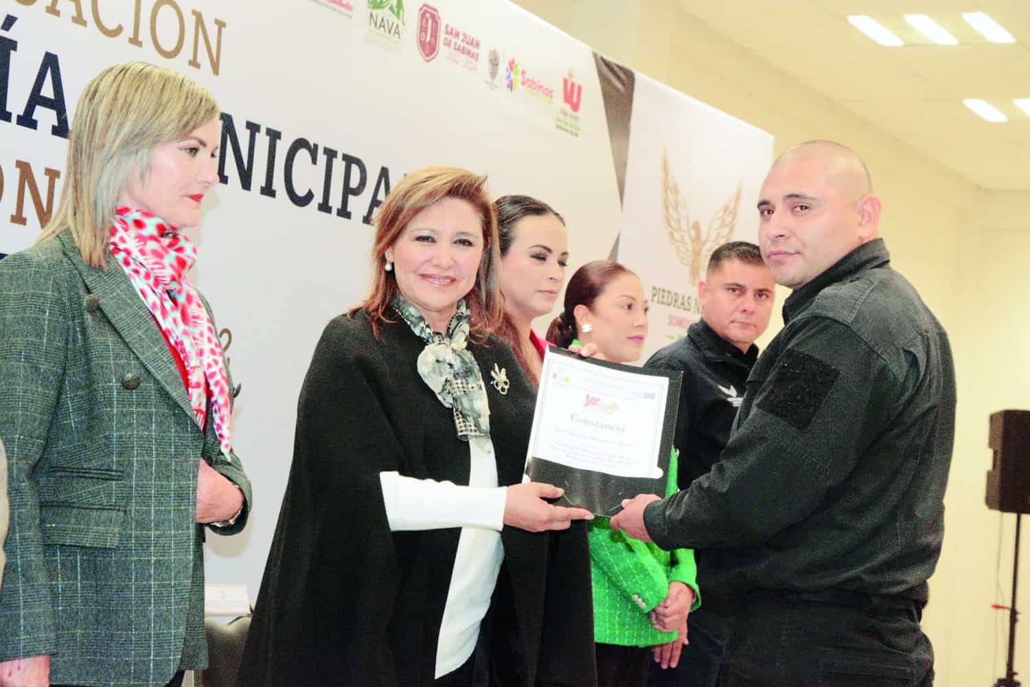 Se gradúan cadetes de Policía Regional