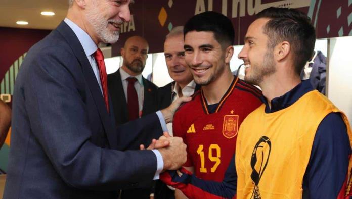 Rey de España baja al vestuario de su selección para felicitarlos por la goleada