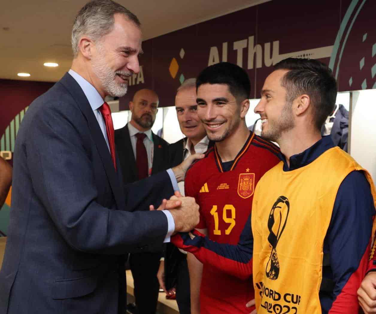Rey de España baja al vestuario de su selección para felicitarlos por la goleada