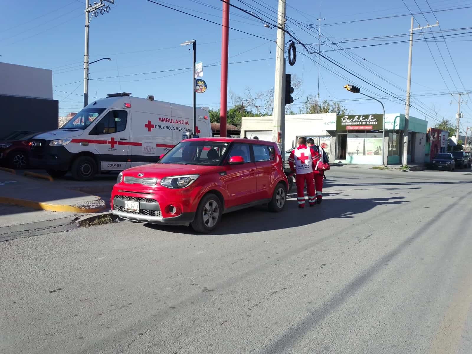 Embarra moto en automóvil 