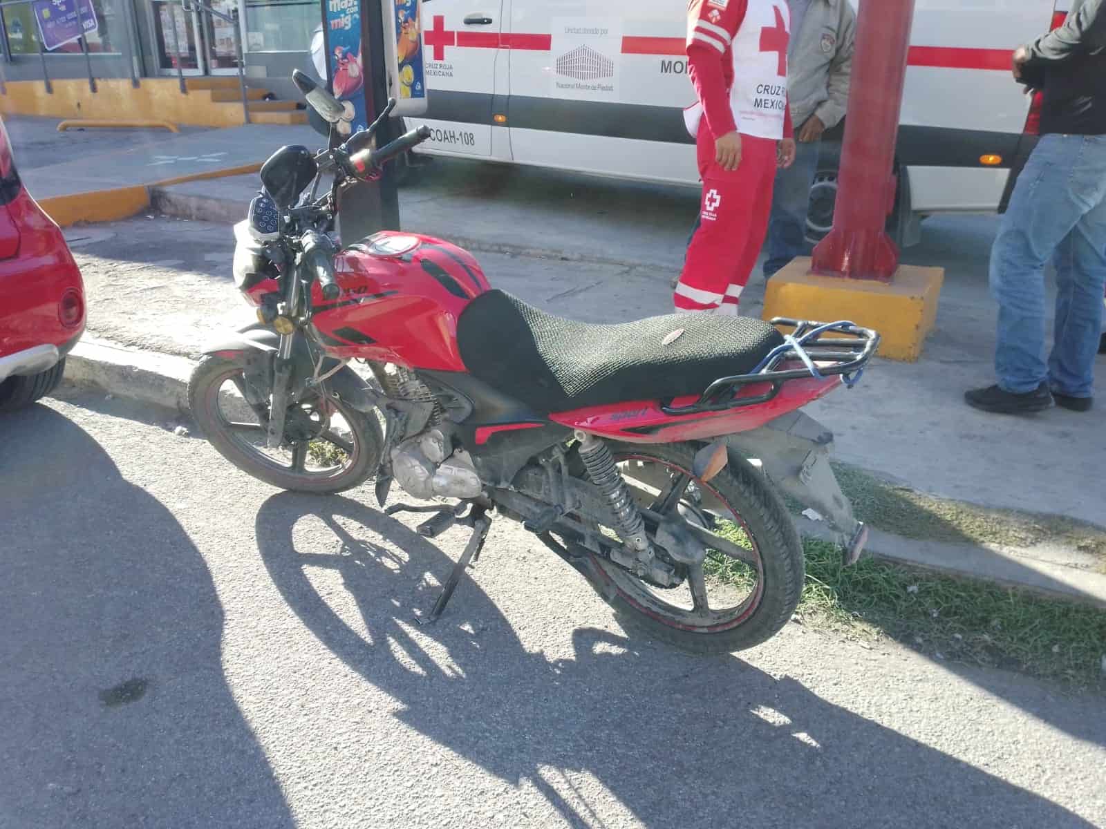 Embarra moto en automóvil 