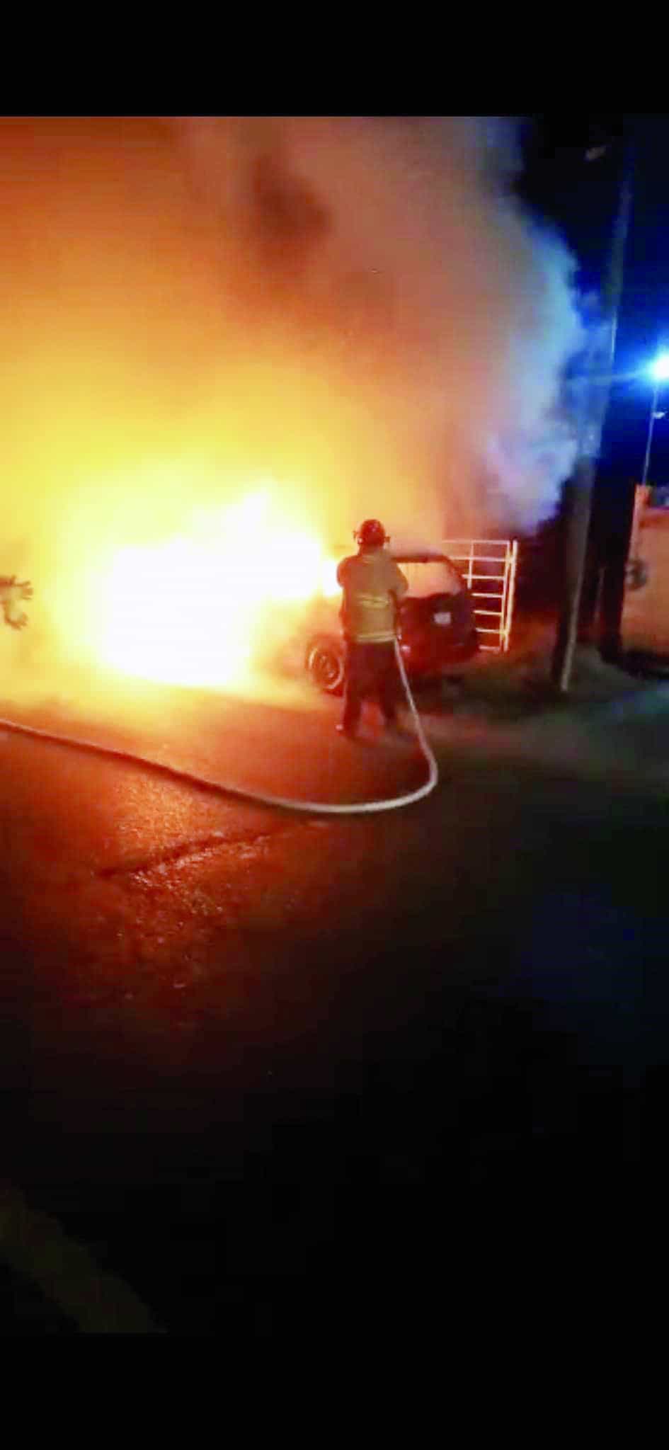 Se incendia auto